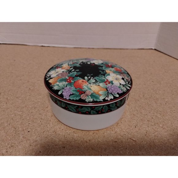 Mikasa Festive Wreath Trinket Box Maxima FX071 Japan 4 3/4" Round Christmas - Picture 1 of 6